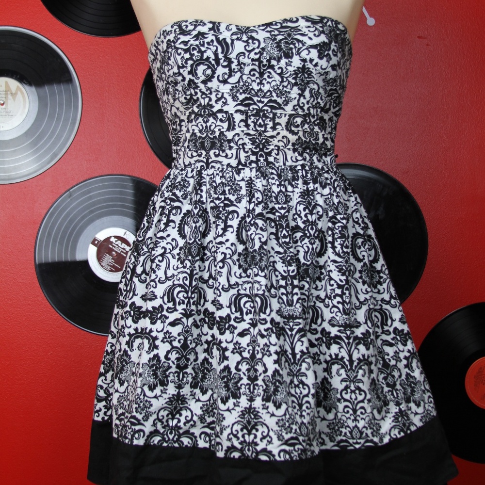 Black & White Strapless Victorian Patterned Dress